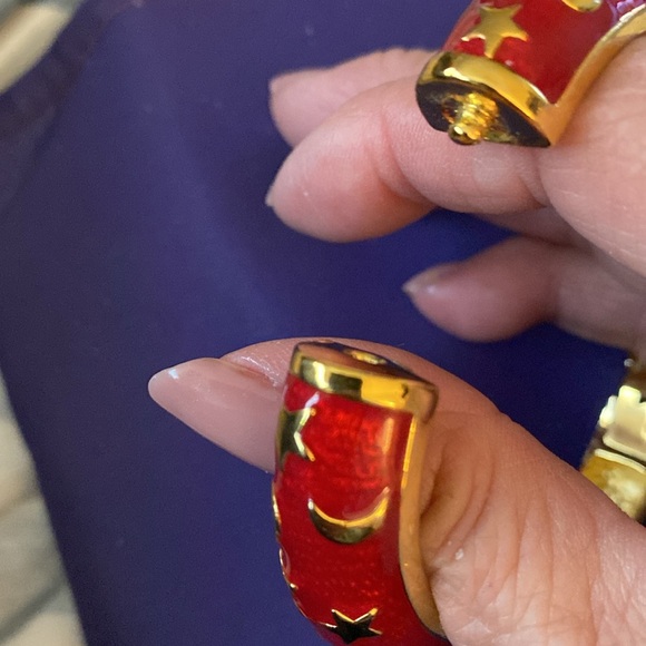 KJL bangle bracelet Fits small wrist in red and gold Has click in Clasp - Picture 4 of 7